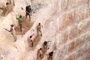 【動画】深い穴の中から手作業で搬出する手掘り鉱山のお仕事がデンジャラス。