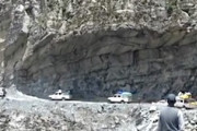 【動画】インドの山岳道路で岩盤崩落が発生し車を直撃。13人の命が奪われる。
