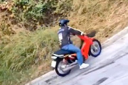 【動画】バイク乗りたちが次々と敗北する激坂がひどいｗｗｗｗｗ
