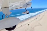 【動画】メーデーを発信してビーチに不時着した軽飛行機の翼カメラ。