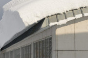 【画像あり】まるで巨大な「体育マット」　屋根の上からズリッと落ちた「雪ぴ」がとんでもなくヤバイ