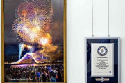 ギネス認定証とともに展示した花火写真、１件のクレームで撤去…写真家「納得いかない」
