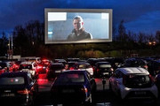 【地獄】英国の野外映画イベント、トイレだけ都市封鎖対象区域に設営されているため「おもらし我慢大会」にｗｗｗｗ