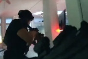 【衝撃】人質立て篭もりに突入して犯人を射殺したSWATのボディカム映像が公開される。