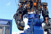 JR西日本、人型重機ロボットと工事用車両を融合させた鉄道重機開発！