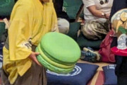 外国人「日本の大相撲で優勝すると巨大マカロンが貰えるらしいぞ！」