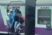 【動画】インド人、満員電車でアルティメット出勤中に死亡・・ 衝撃動画が流出