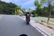 【動画】どうしてそうなった。駐車場に入ろうとしたバイクの人が(@_@;)