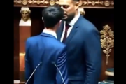 仏：議会運営を担当した保守政党の若手議員に対して極左系議員が一斉に「握手拒否」…大人げないと批判殺到[海外の反応]