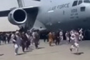 アフガン脱出、C-17輸送機の降着装置から死体が発見される