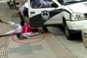 【※胸糞注意】中国の警察は母親が赤ちゃんを抱えていようと・・・　外国人「クソ野蛮人がたくさんいるね」「中国人は本当にこの惑星の災厄だ」