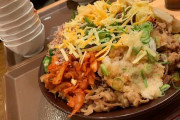 【画像】陽キャ「すき家のキング牛丼にトッピング全部乗せしたｗｗｗ」