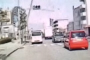【動画】大分県の国道で街灯ポールが車道側に倒れてしまうドラレコ。