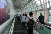 タイの空港で女性が"動く歩道"に巻き込まれ足切断　タイ「日本の日立が作ったやつなんだよね」