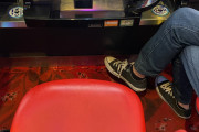 パチンコ屋って大人しかいないはずなのにどうしてこんな座り方できんの？