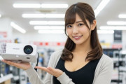 【画像】実際、「プロジェクター」って良いんか？？？ ヤマダ電機が「壁から24cm」で使えるプロジェクター発売