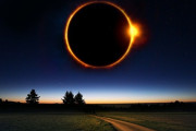 【陰謀論】アメリカ人「日食の影が小さすぎる。何かおかしい…」