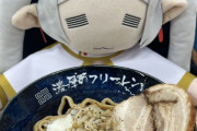 フリーレンのあのキャラ、二郎系ラーメンを貪り食う