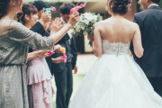 結婚式でロングヘアーを下ろしてたらマナー違反？