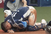 西武森友哉、股間にファウル直撃で悶絶