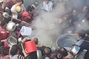 【動画】中国あるある、配給の大鍋料理に住民殺到！いつもの大争奪戦の始まり～！