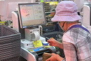 高齢者「スマホが前提だなんて…」　セルフレジに戸惑い、行きつけ失うシニアも