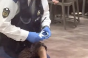 【動画】おじさん、サイゼリヤで埼玉県警に逮捕されてしまう。