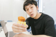 大人が歩きながらファミチキ食うのって恥ずかしいことなん？