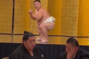 すもう芸人さん、ダンスネタ披露→そのすぐそばで親方に説教される力士の光景がカオスすぎて話題にｗｗｗｗｗ