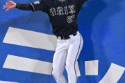 【2022/10/29 日本シリーズ YS-B】オリックス・中川圭太、フェンスにぶつかりながらも長打コースになりそうな打球をジャンピングキャッチ！