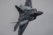 米空軍のF-22ステルス戦闘機デモチームによる飛行展示…世界中の航空ショーを巡回！