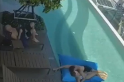 【動画】屋上プールでイチャイチャしてたカップルさん、地震で危うく死にかける😨