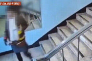 監視カメラがとらえた、階段の踊り場で放尿した夫婦に非難殺到＝韓国の反応