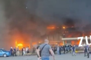 海外「ロシアのミサイルが1000人以上の客がいたウクライナのショッピングモールに命中し建物が炎上」