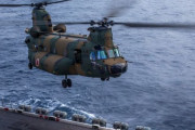 陸自CH-47輸送ヘリが米海軍強襲揚陸艦「アメリカ LHA6」で発着艦訓練…水陸機動団員が搭乗！