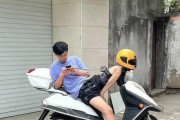 【画像】美脚バイク乗り女さん、男と2ケツしてしまう
