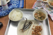 【画像】今の子供の学校給食、刑務所のメシ以下だと話題に。本当にかわいそうだな・・・