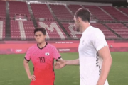 【GIF】韓国代表さん、握手拒否！ 試合にも負けてマナーも最悪www