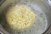 袋ラーメンの麺を茹でた湯でスープを作るな😡