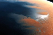 火星はかつて「北極海サイズの海」に覆われていた！