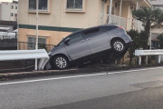 【千葉】ガードレールを突き破り、車転落「ナビもちょこっと触っていたらガチャンと」