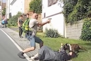 これはGJ動画。ピットブル系の犬に襲われた母親を拳銃で守った男。