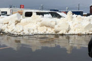 【画像】雪国の鉄の掟を守らなかった車、無事埋葬される