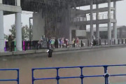 【悲報】アイドルさん、雨の中ライブをする