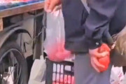 【動画】中国あるある、露店のおじさん、客が選んだ商品に傷んだ物を混ぜる手口！