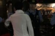 外国人「彼らは本物のヒーローだ！」日本で暴れる酔っ払いに対する警察官の行動が凄すぎるｗｗ