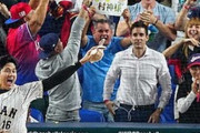 【画像】大谷翔平さん、嬉しさのあまり観客の口にバナナをねじ込んでしまう