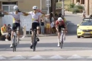 【動画】自転車ロードレースでワロタ。ゴールラインを超える前に勝利を確信してしまった2人が（ノ∇`）