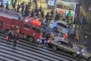 【速報】東京・新宿駅近くで車が歩道に突っ込む　10代女性ら3人が病院搬送 （※事故の瞬間の動画あり）