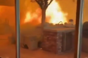 【動画】とあるカリフォルニア住民、例の大火事で避難していると思いきや家に籠もる → 火に囲まれ家の中に閉じ込められる…